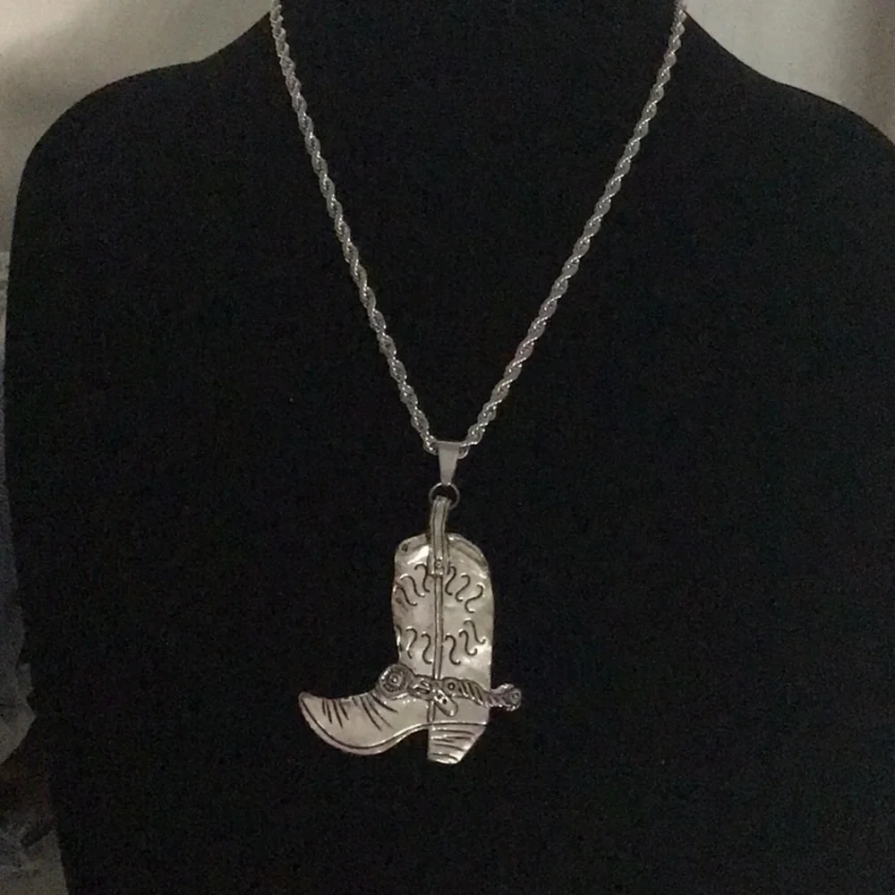 NEW 316 stainless steel rope chain plus metal boot pendant. Chain is 24” approx. - Picture 1 of 4